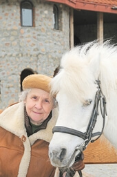 Médiation par le cheval pour les séniors - Sénior et Poney - Bernard Lamonnier